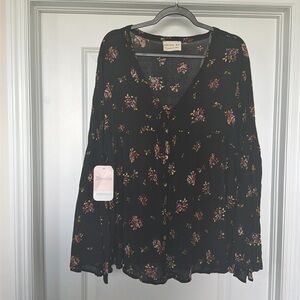 *NWT* Dress Up Boutique Black Floral Bell Sleeve Blouse Size Large